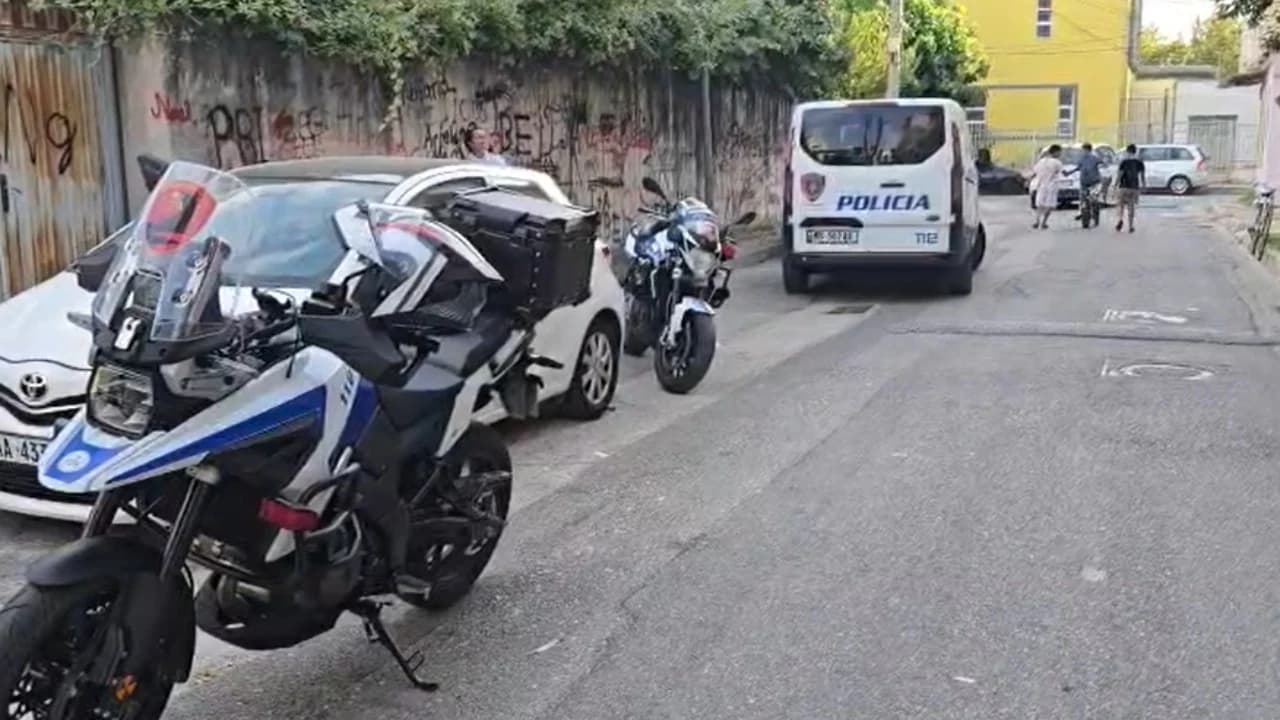 Eksploziv në derën e banesës së një 36-vjeçari, shpërthimi trondit Kamzën në orët e para të mëngjesit