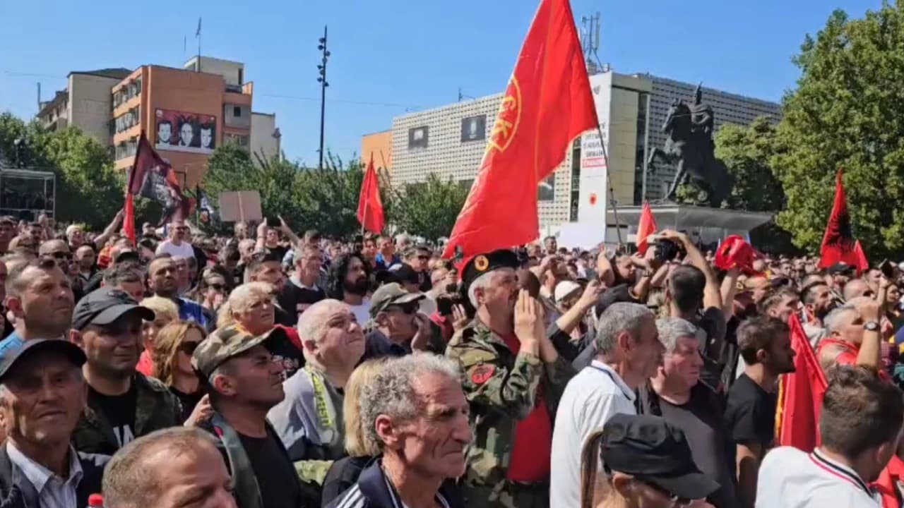 Ish-krerët e UÇK-së u dënuan me 81 vite total, lot dhe trishtim në sheshin “Skënderbeu” në Prishtinë