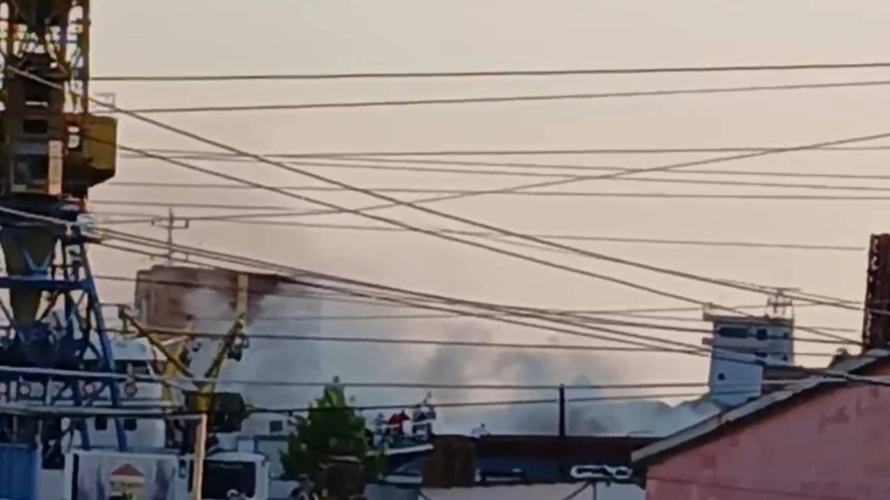 Përfshihet nga flakët anija në portin e Shëngjinit, dyshohet se shkak u bë një bombolë gazi