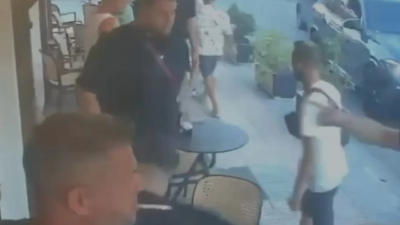 Me kallashnikov dhe pistoletë në lokal, dy të rinj kërcënojnë dhe dhunojnë një person në Shkodër
