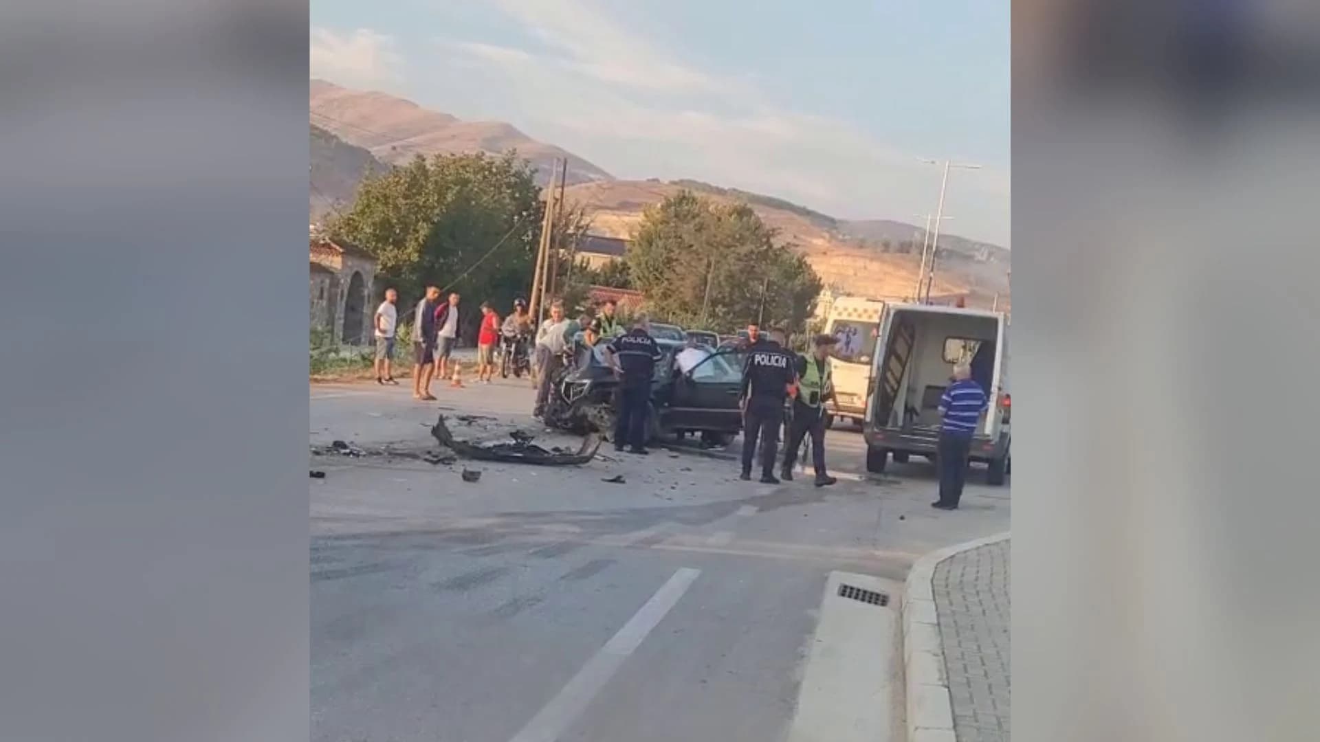 Aksident në aksin Kuçovë-Berat, përplasen dy automjete, raportohet për dy të plagosur