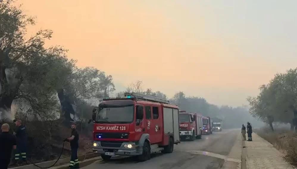 LIVE/ Orë tmerri për Himarën, disa banesa të shkrumbuara gjatë natës. Nis ndërhyrja nga ajri për fikjen e zjarrit, situata tejet problematike