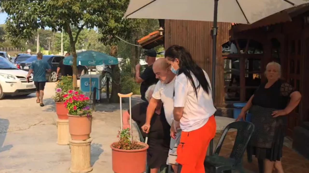 Situata kritike, banorët kërkojnë ndihmë! Zjarri në Fier, flakët avancojnë drejt fshatit dhe rrezikon banesat