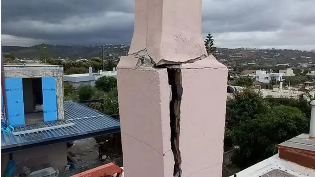 Stuhia e fuqishme në Kretë lë pas një të vdekur, rrufeja çan në dysh oxhakun e një banese