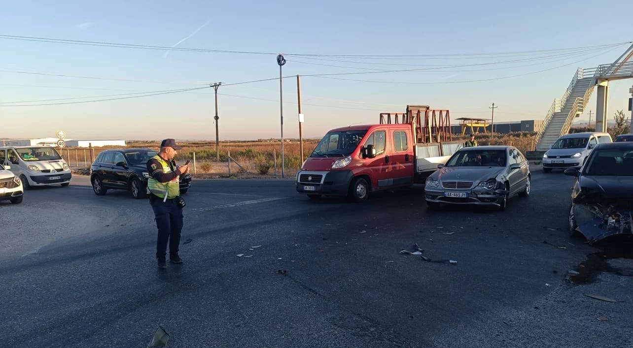 Nis me aksident mëngjesi në Lushnjë, përplasen dy automjete në autostradë