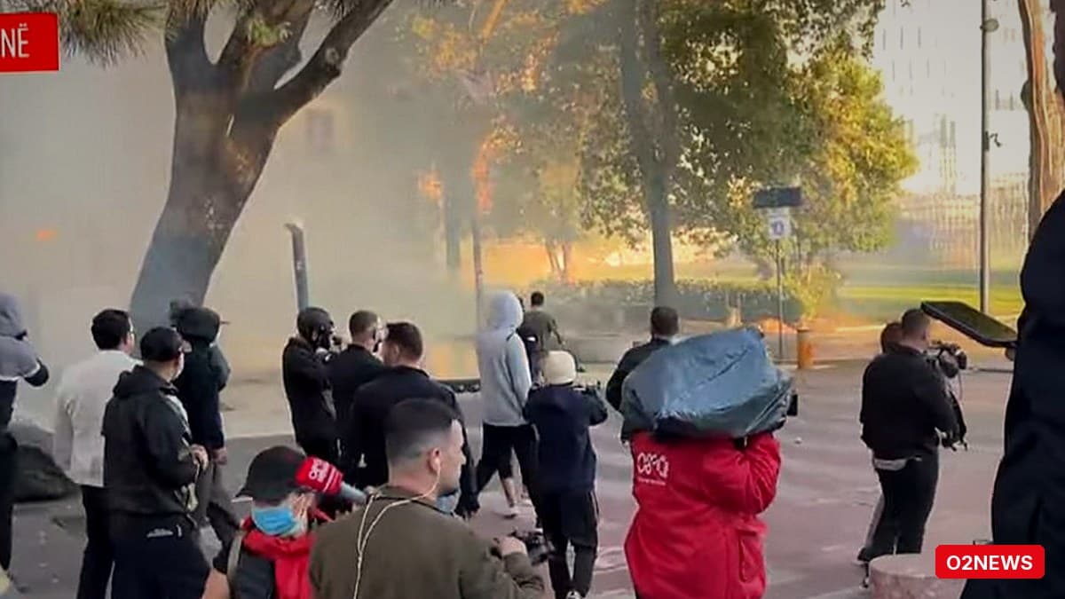 Ambasada britanike për protestën në Tiranë: E drejta për tubim nuk justifikon dhunën