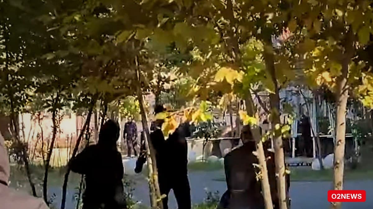 Gjëmon protesta: gurë drejt selisë së PS, thyhet dera kryesore