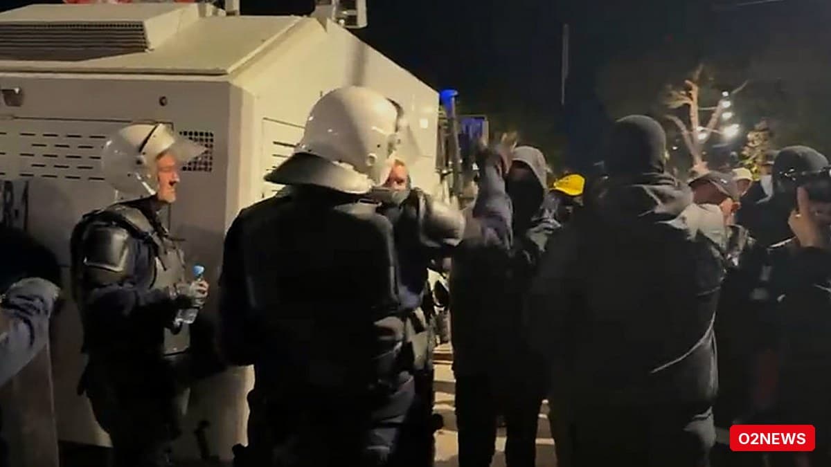Gjest paqeje në Tiranë: të rinjtë u shtrëngojnë dorën policëve në ditën e katërt të protestës