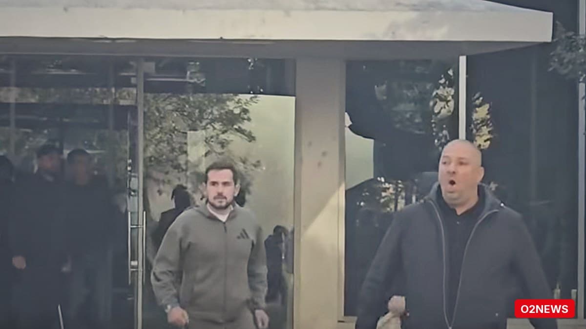 Gurë ndaj selisë së PS në Tiranë; persona të armatosur me shkopinj qëndrojnë brenda, dalin pas mbërritjes së policisë