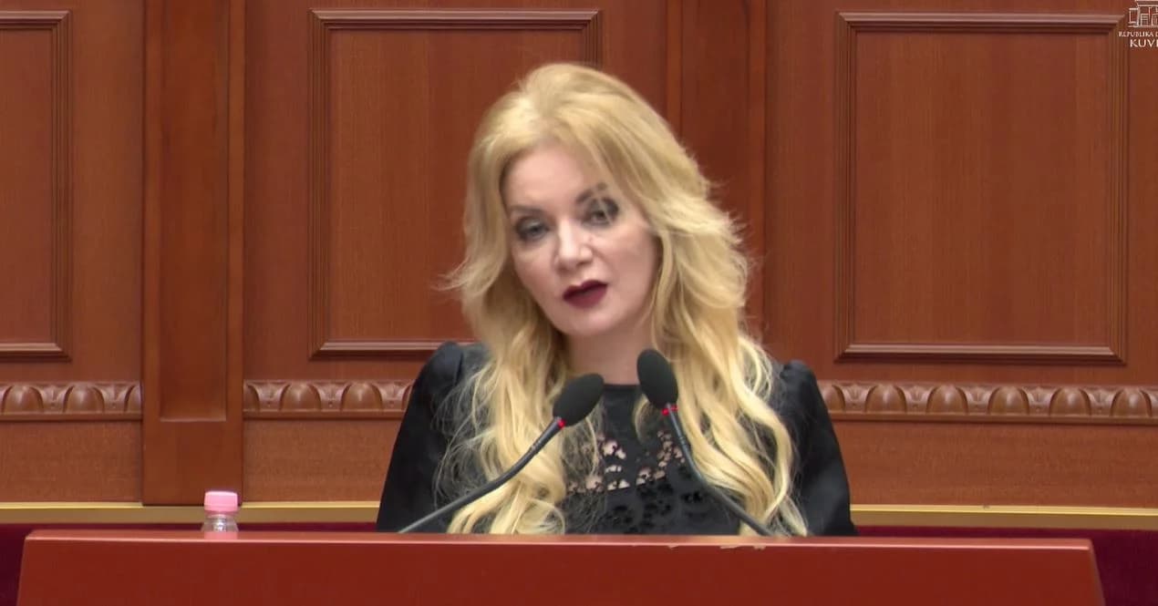 “Turpi nuk u përket grave, por atyre që i filmuan”, Luarasi reagon pas publikimit të videove intime: Shpërndarja s’është gazetari, por dhunë