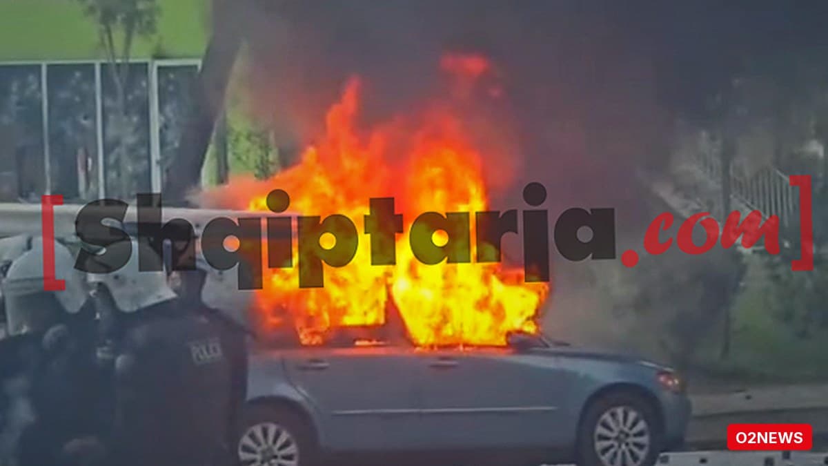 Makina me targa franceze digjet në “Dëshmorët e Kombit”; protestuesit qëllojnë me fishekzjarrë