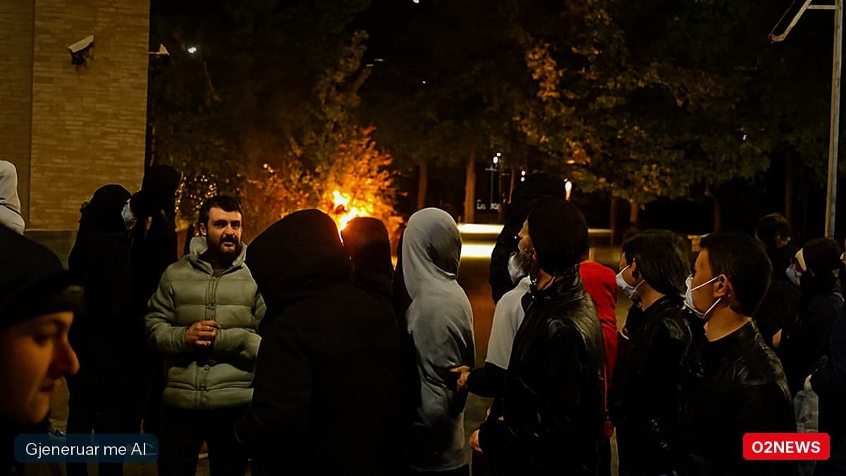 Pas arrestimeve, protestuesit rikthehen dhe i vënë flakën një peme pranë Bankës së Shqipërisë