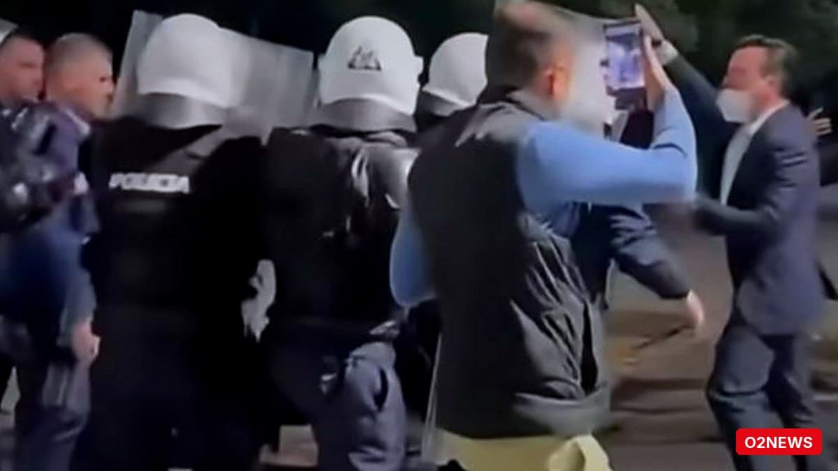 Pamje nga protesta: Agron Shehaj shtyhet me policinë pranë Skënder Hitës; Balla ironizon Berishën