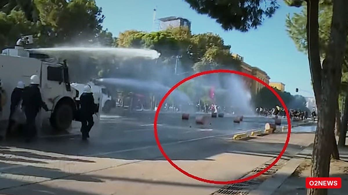 Përplasje në Bulevard: blloqe betoni drejt policisë, ujë dhe gaz lotsjellës si kundërpërgjigje
