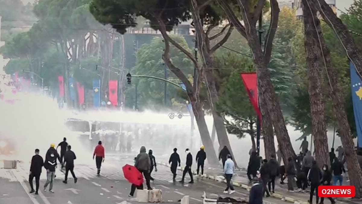 Përplasje në bulevard: protestuesit përdorin lazer kundër kamerave të autobotit të ujit