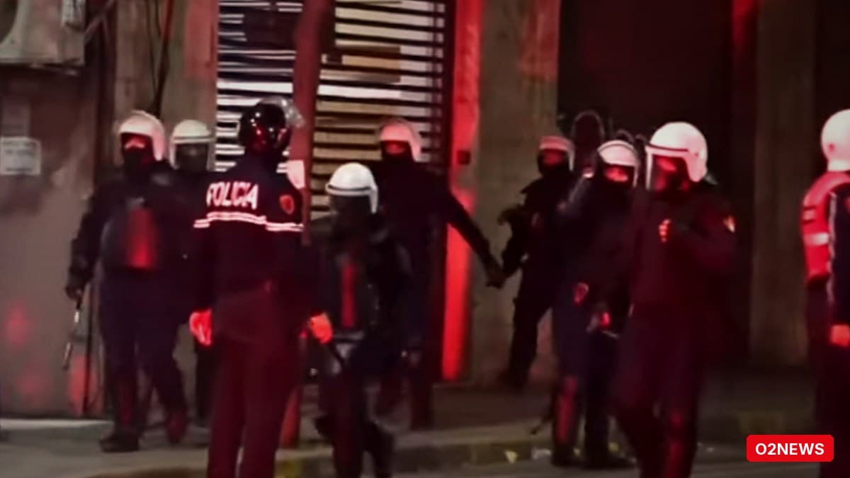 Përplasje në Tiranë: furgoni i FNSH i afrohet turmës, protestuesit godasin me gurë dhe zhduken