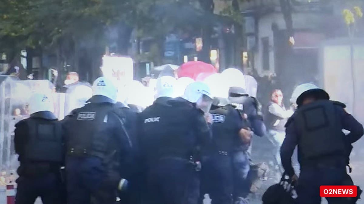 Përplasje para Ministrisë së Arsimit, protestues godasin policinë me gurë dhe kapsolla