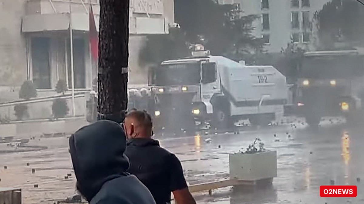 Përplasje pranë Kryeministrisë në Tiranë, protestues rrethojnë godinën
