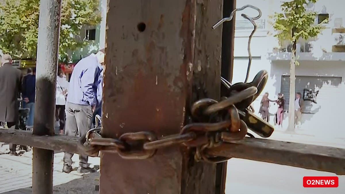 Protesta para Ministrisë së Arsimit nis me këngë, pas 30 minutash hidhen kapsolla