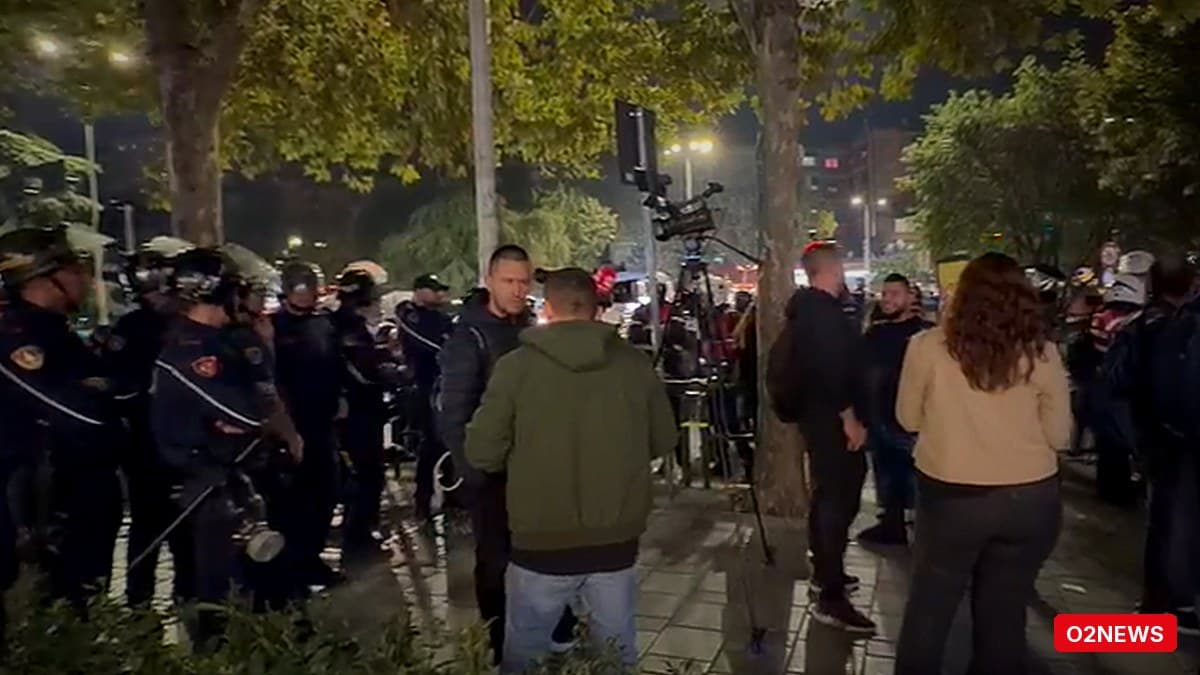 Protestë para Kuvendit: Policia raporton shtyrje dhe goditje, 8 të shoqëruar
