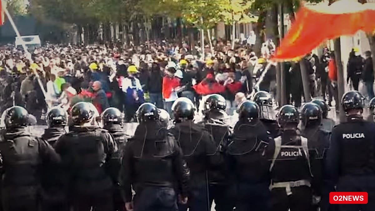 Protestues bën thirrje për largimin e Ramës dhe Berishës, kërkon shtet ligjor dhe ndryshim sistemi