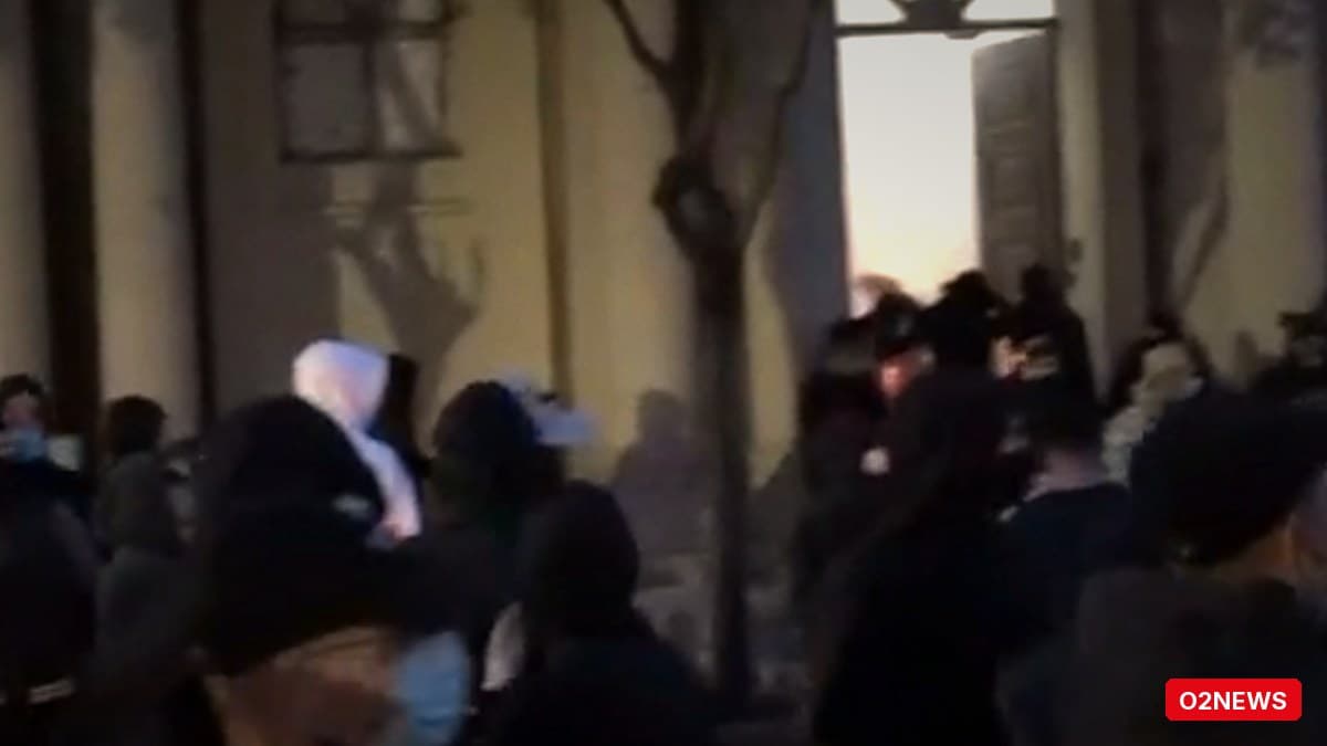Protestues hyjnë në Kryesinë e Kuvendit, zjarre në disa zyra; ndërhyn policia