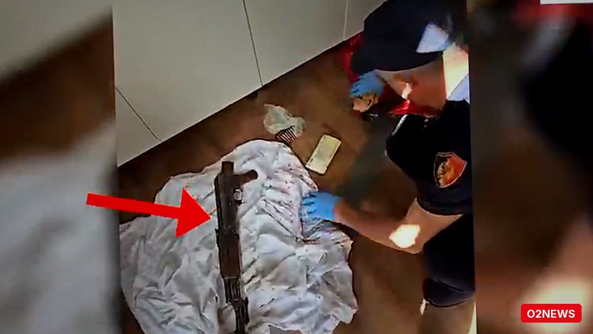 Shijak: 32-vjeçari arrestohet, në banesë i gjenden dy armë automatike dhe 32,500 euro