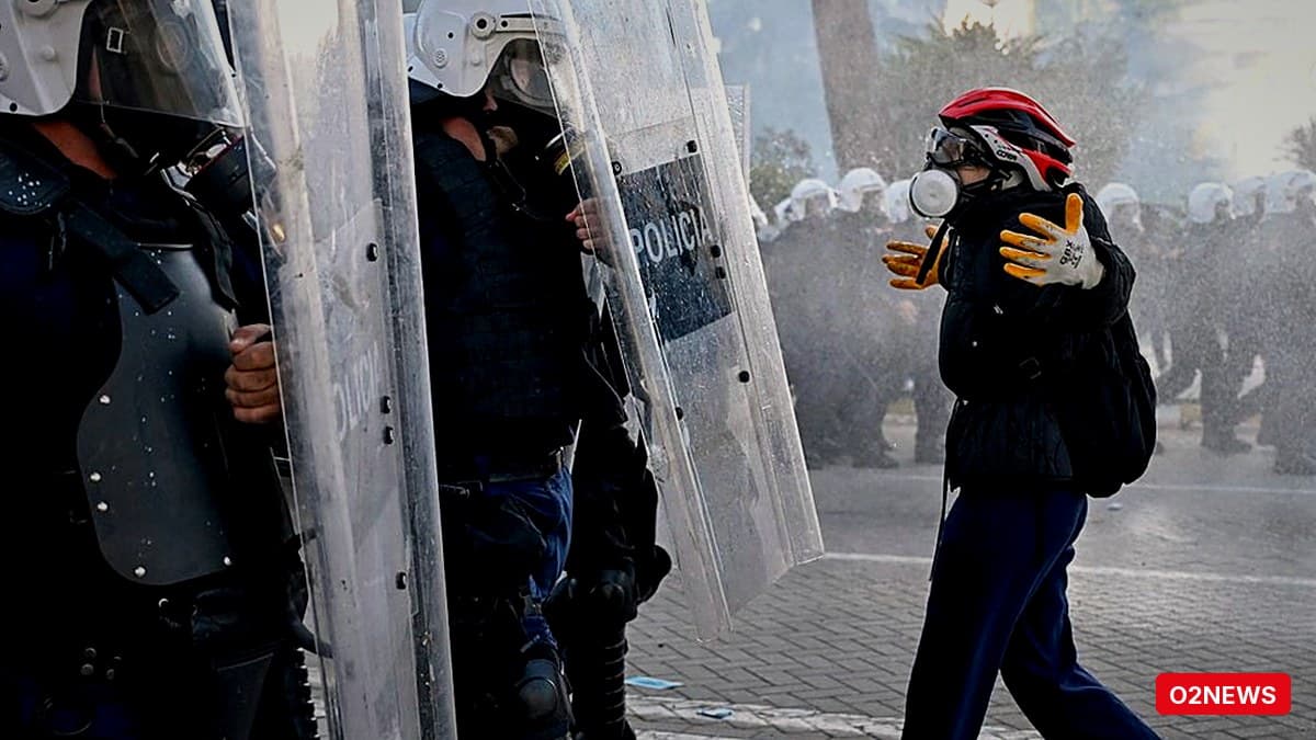 Solidaritet dhe tension në Tiranë: protesta studentore përshkallëzohet, dy policë pezullohen