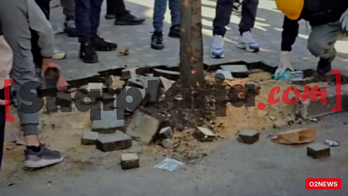 Tiranë: Protestues shkulën pllakat pranë Ministrisë së Arsimit, përgatitje për përplasje me policinë