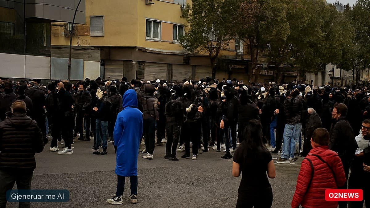 Tiranë: të rinj përpiqen të rrëzojnë shtyllë ndriçimi në hyrje të Rrugës së Durrësit, vijojnë thirrjet kundër qeverisë