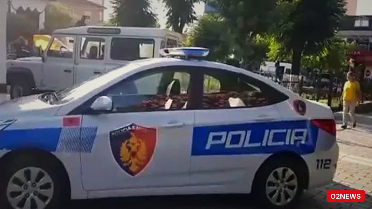 Tre të dyshuar në kërkim për vjedhjen me armë në Elbasan; në mjet gjenden rroba të ngjashme me ato të Policisë