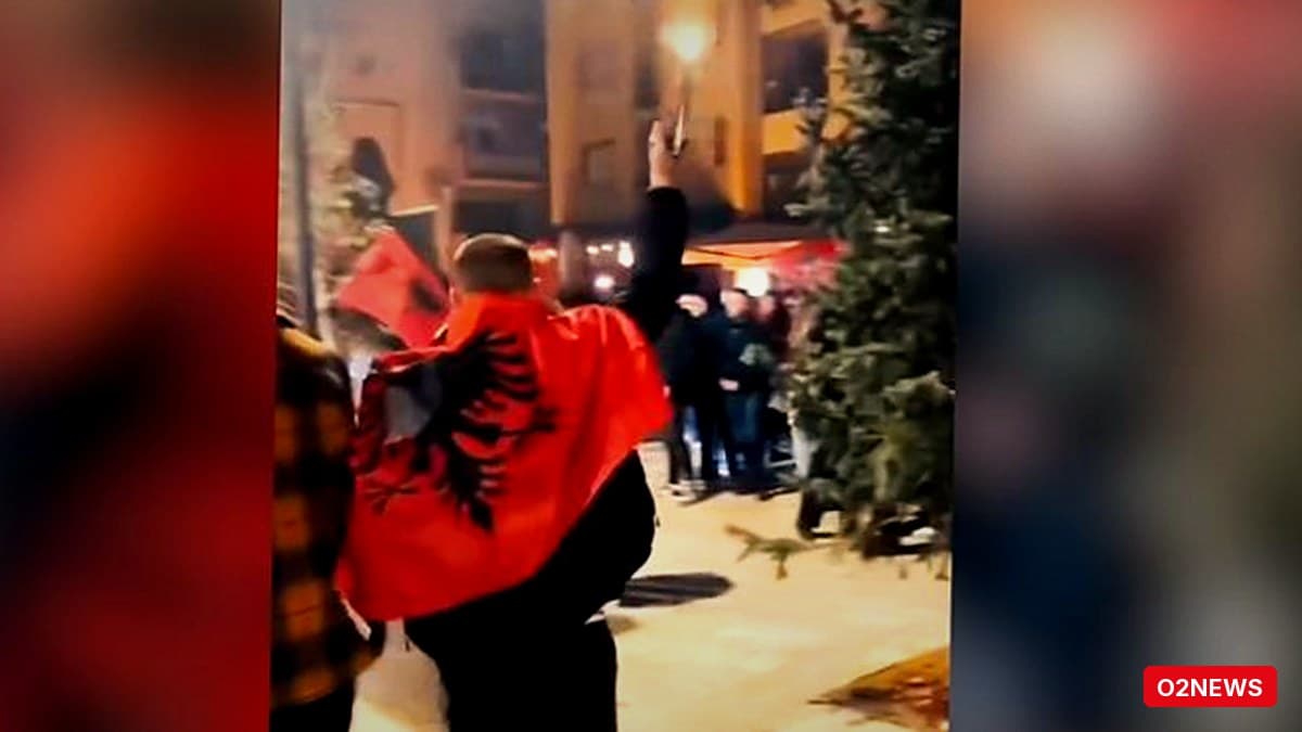 Video tregon protestues me armë që qëllon në ajër mes turmës gjatë ditës së dytë të protestës