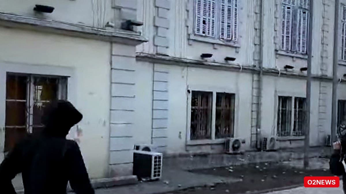 Xhama të thyer te Bashkia Shkodër pas hedhjes së gurëve nga studentë